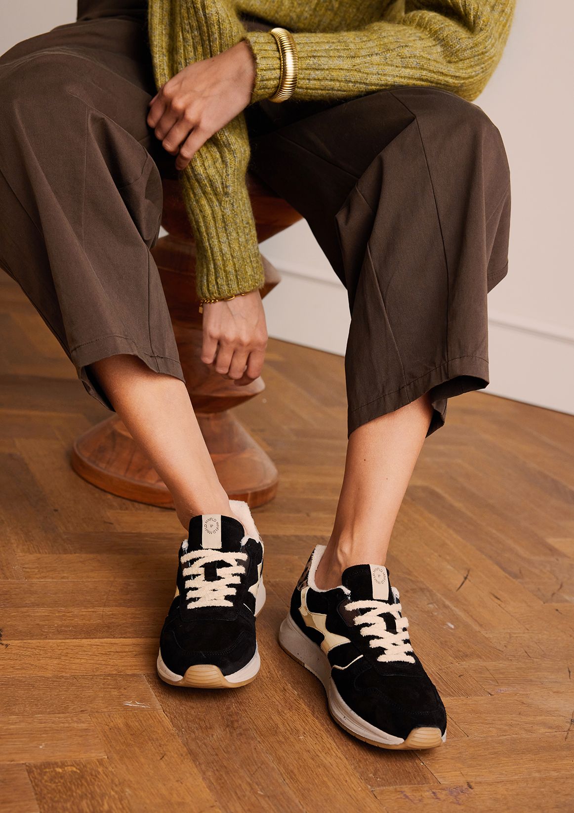 Schwarze Veloursleder-Sneaker mit Details