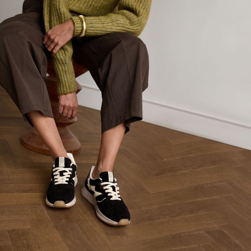 Schwarze Veloursleder-Sneaker mit Details