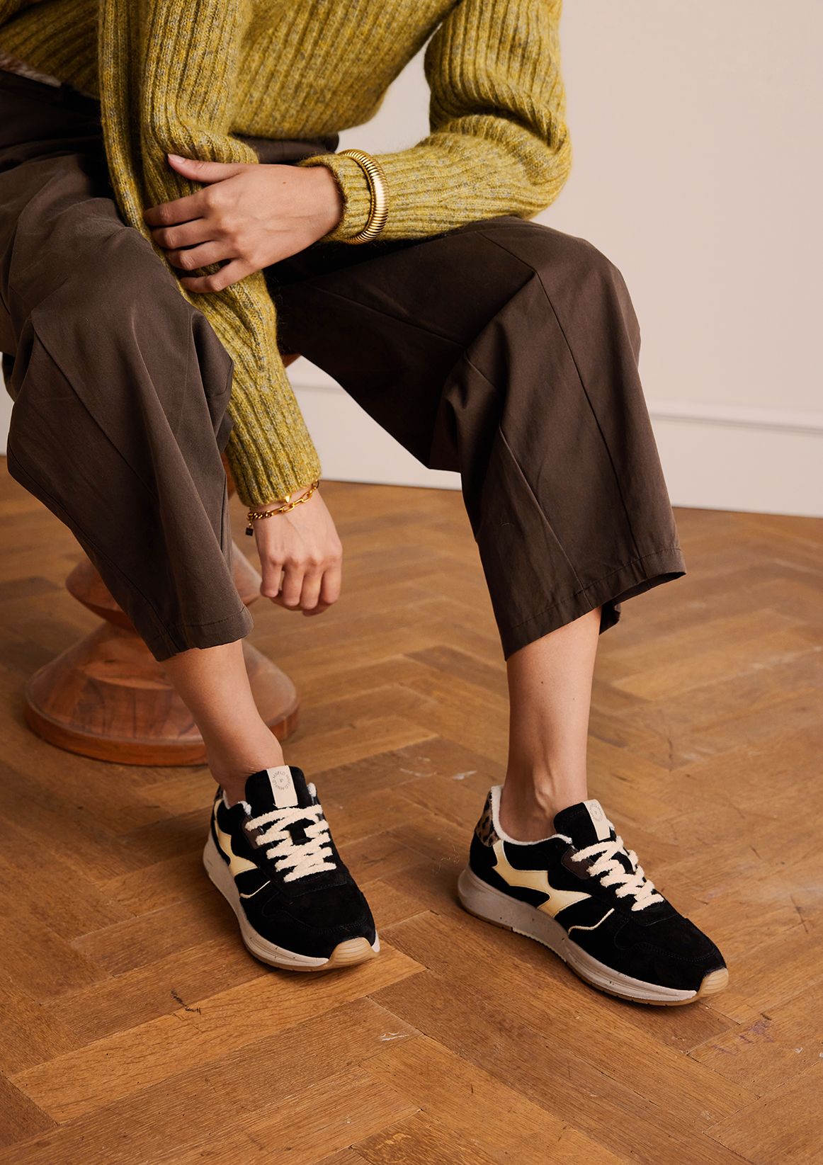 Schwarze Veloursleder-Sneaker mit Details