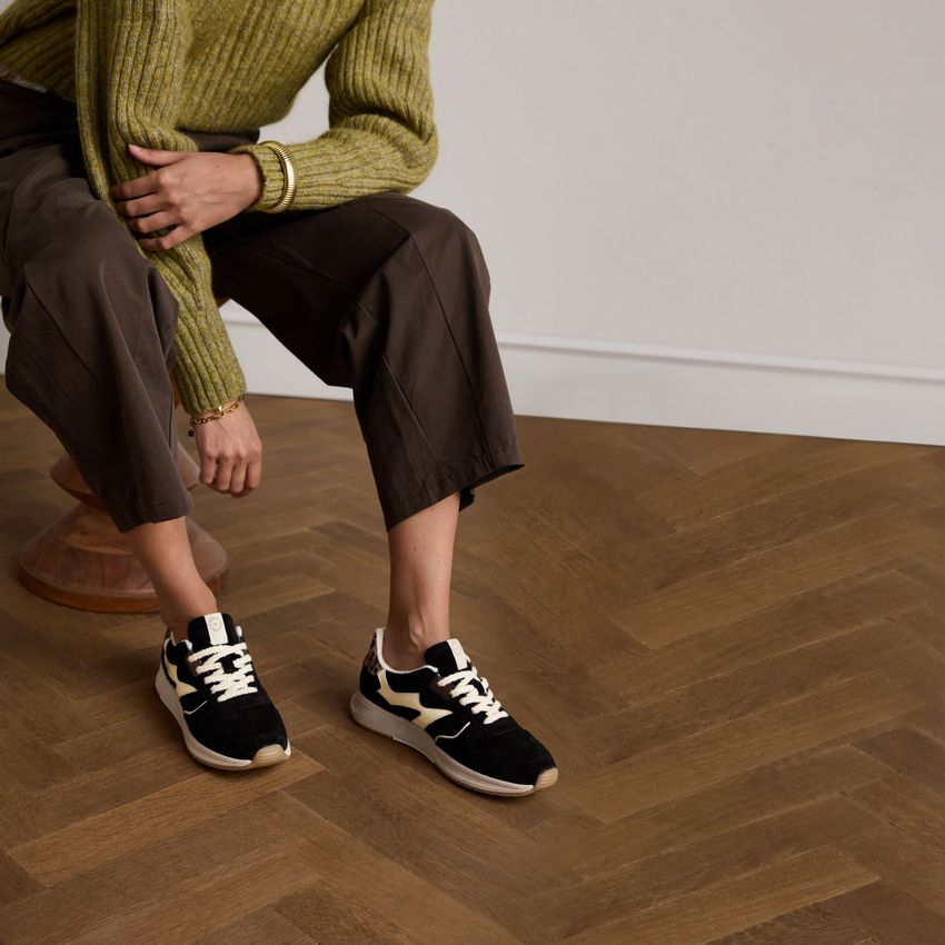 Schwarze Veloursleder-Sneaker mit Details