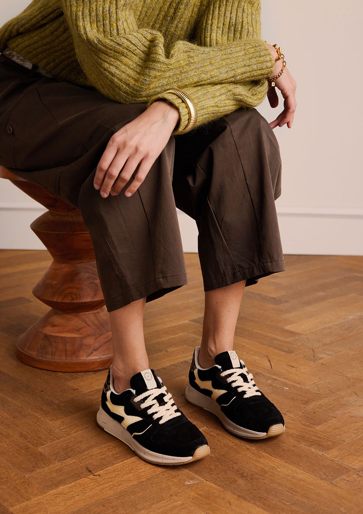 Schwarze Veloursleder-Sneaker mit Details