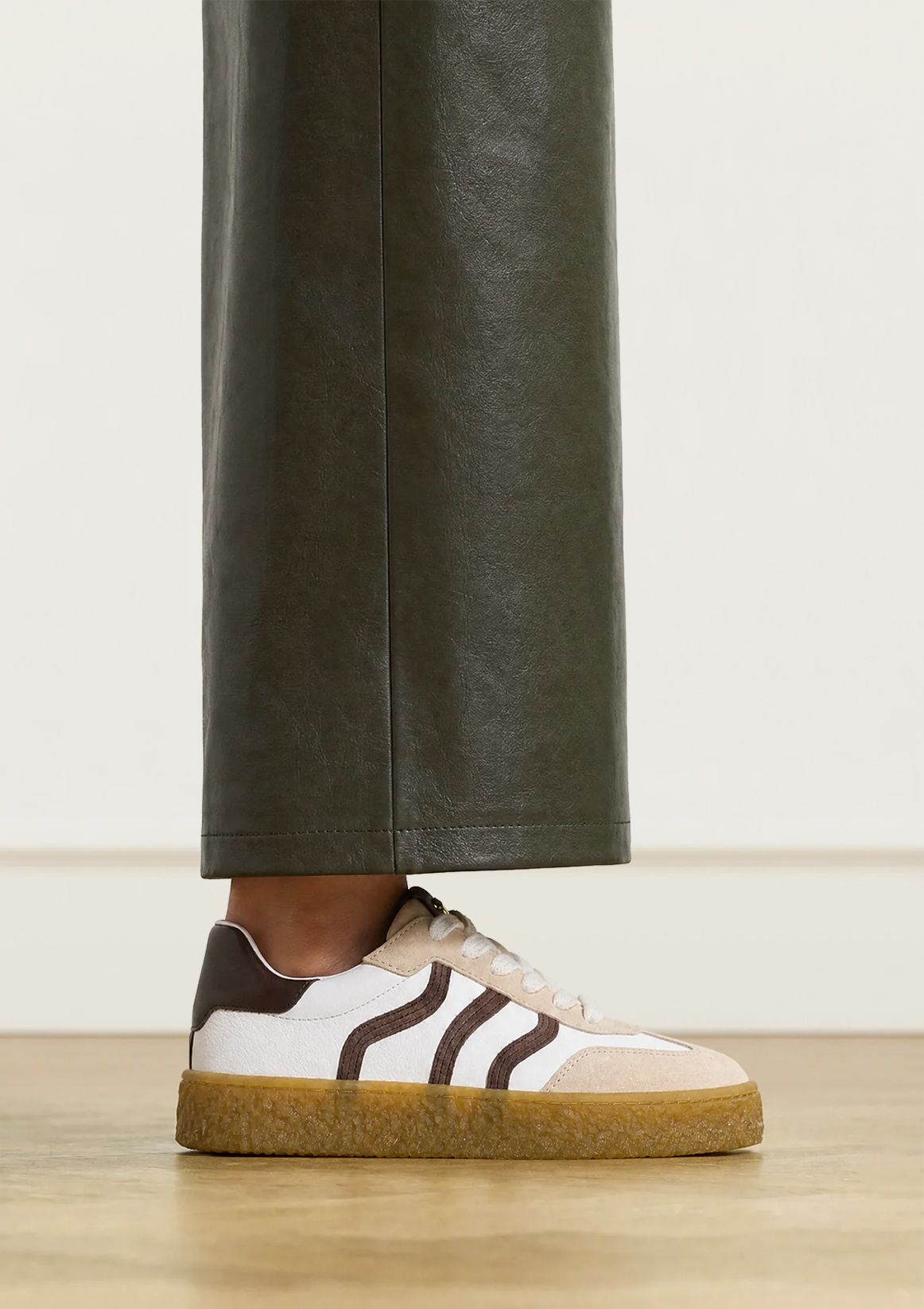 Witte leren sneakers met suède details