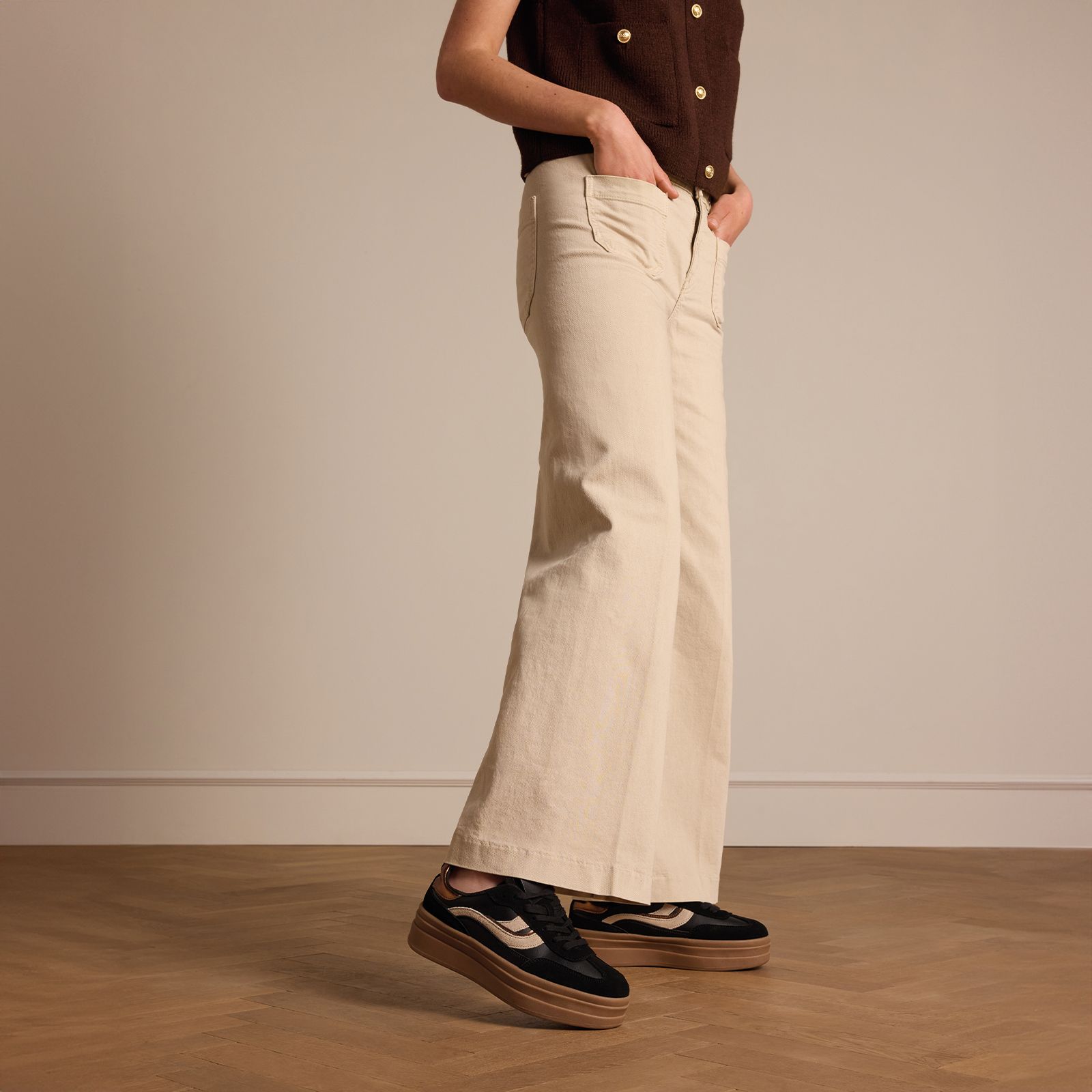 Schwarze Ledersneaker mit Veloursleder-Details