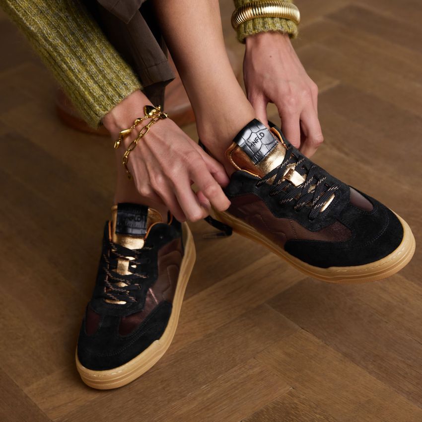 Zwarte suède sneakers met bronzen details