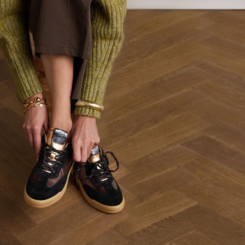 Zwarte suède sneakers met bronzen details