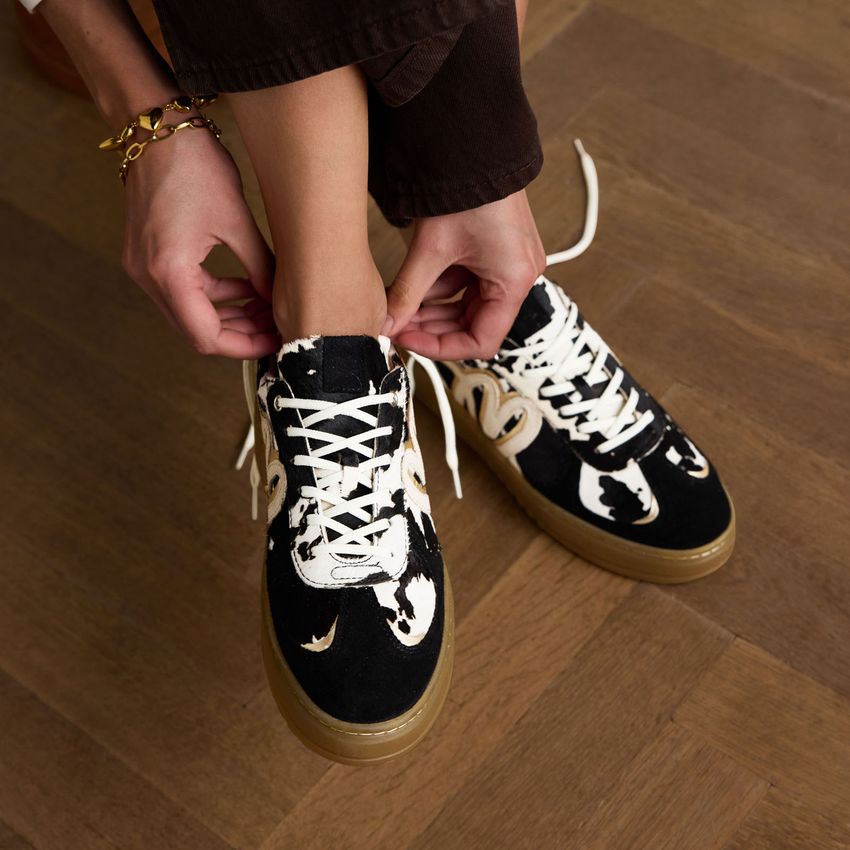 Schwarze Veloursleder-Sneaker mit Kuhfellmuster