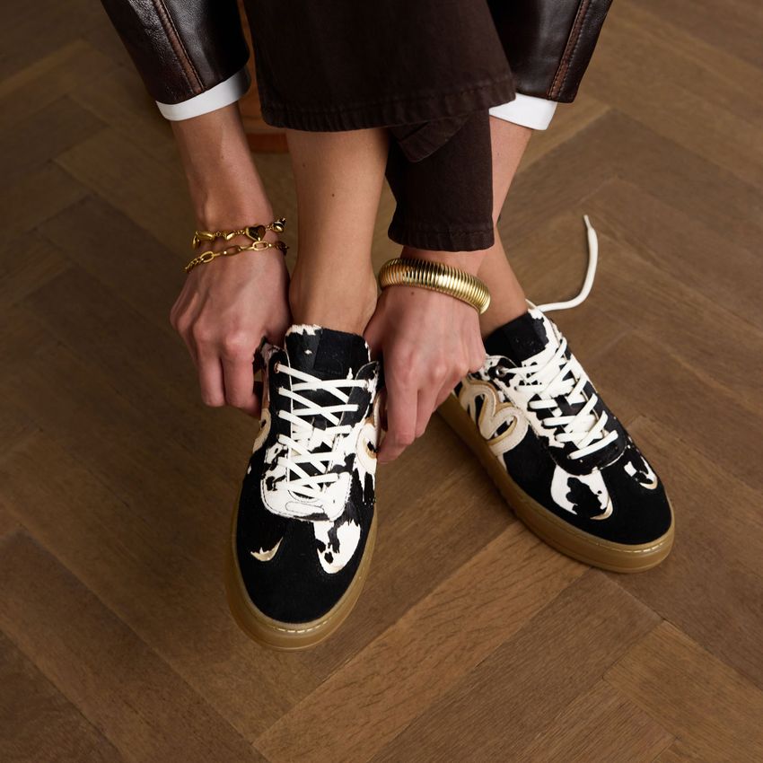 Schwarze Veloursleder-Sneaker mit Kuhfellmuster