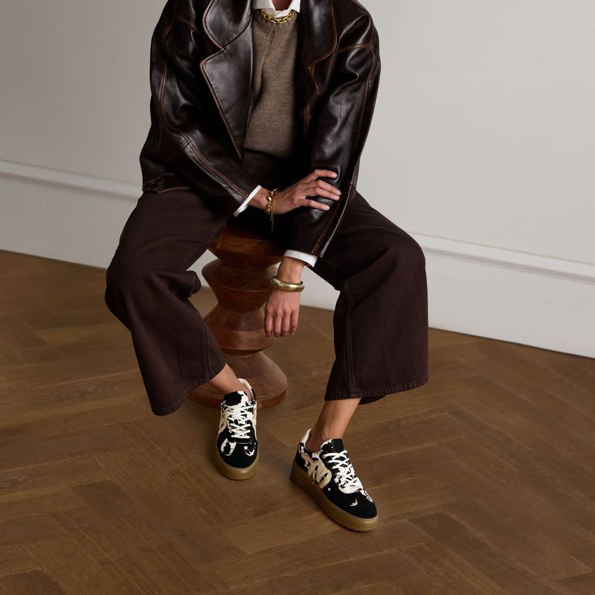 Schwarze Veloursleder-Sneaker mit Kuhfellmuster