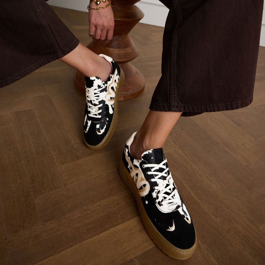 Schwarze Veloursleder-Sneaker mit Kuhfellmuster