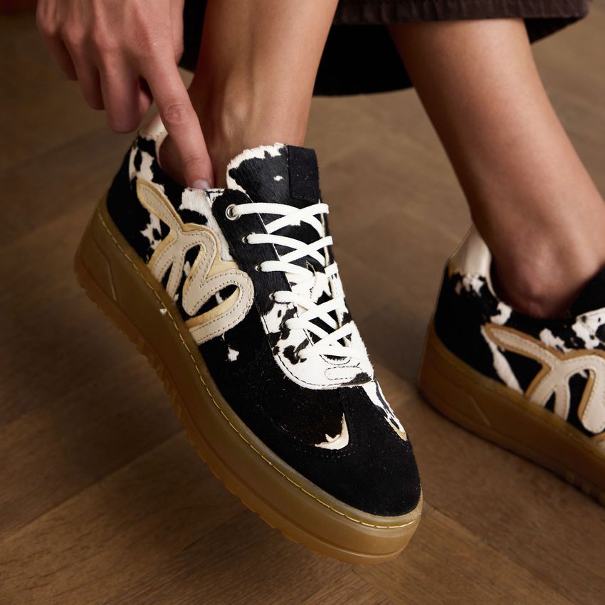 Schwarze Veloursleder-Sneaker mit Kuhfellmuster