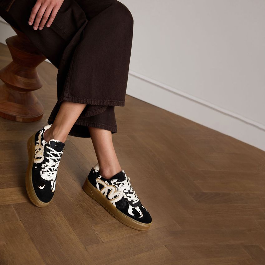 Schwarze Veloursleder-Sneaker mit Kuhfellmuster