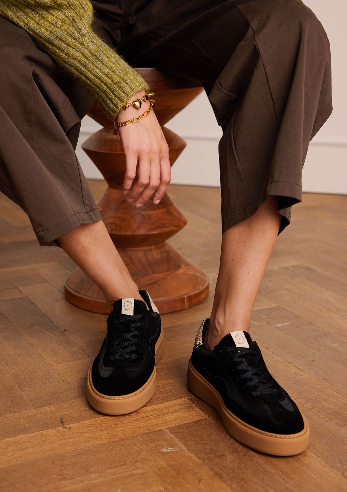 Schwarze Sneaker mit Schlangenmuster-Details