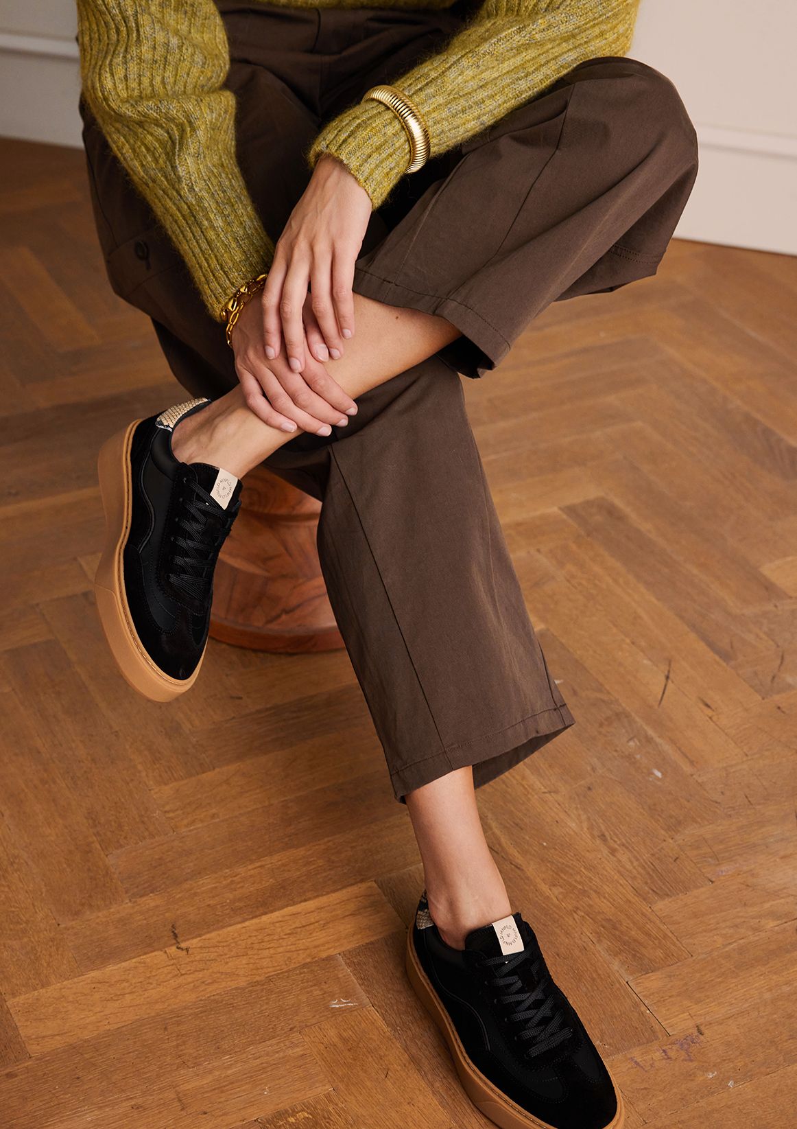 Schwarze Sneaker mit Schlangenmuster-Details