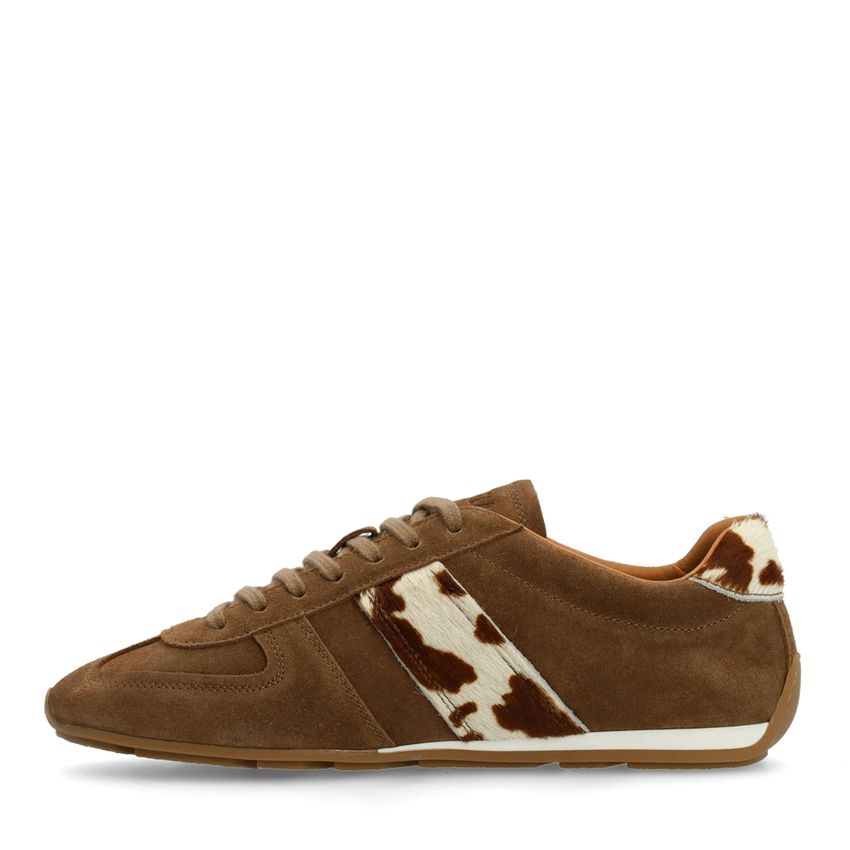 Bruine suède sneakers met cow print vacht