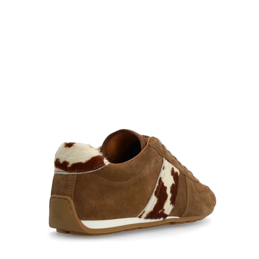 Bruine suède sneakers met cow print vacht