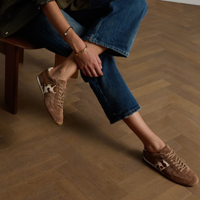 Bruine suède sneakers met cow print vacht