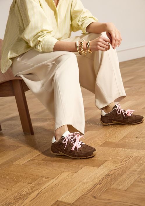 Braune Veloursleder-Sneaker mit zwei Schnürungen