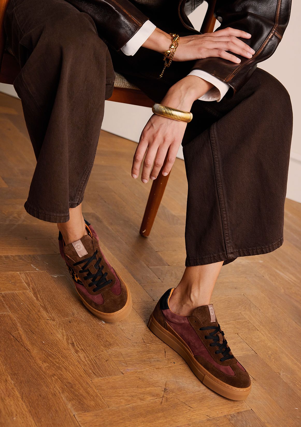 Braune Veloursleder-Sneaker mit Leo-Details