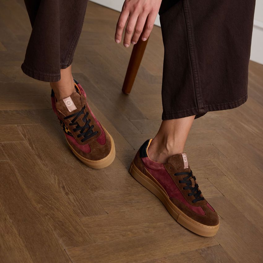 Braune Veloursleder-Sneaker mit Leo-Details