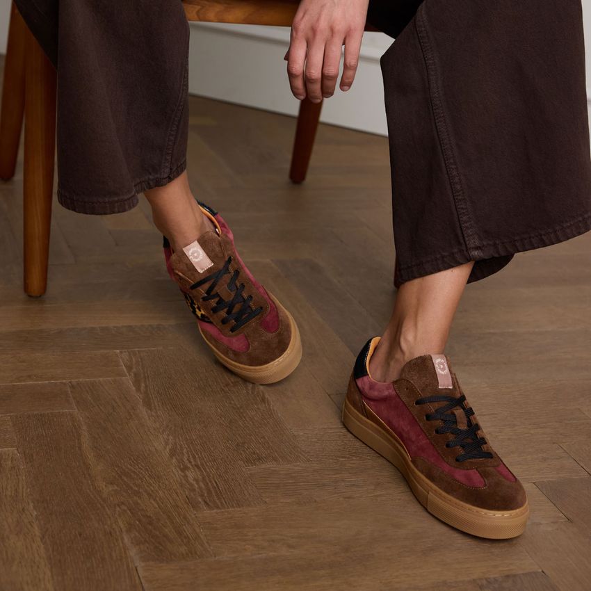 Braune Veloursleder-Sneaker mit Leo-Details