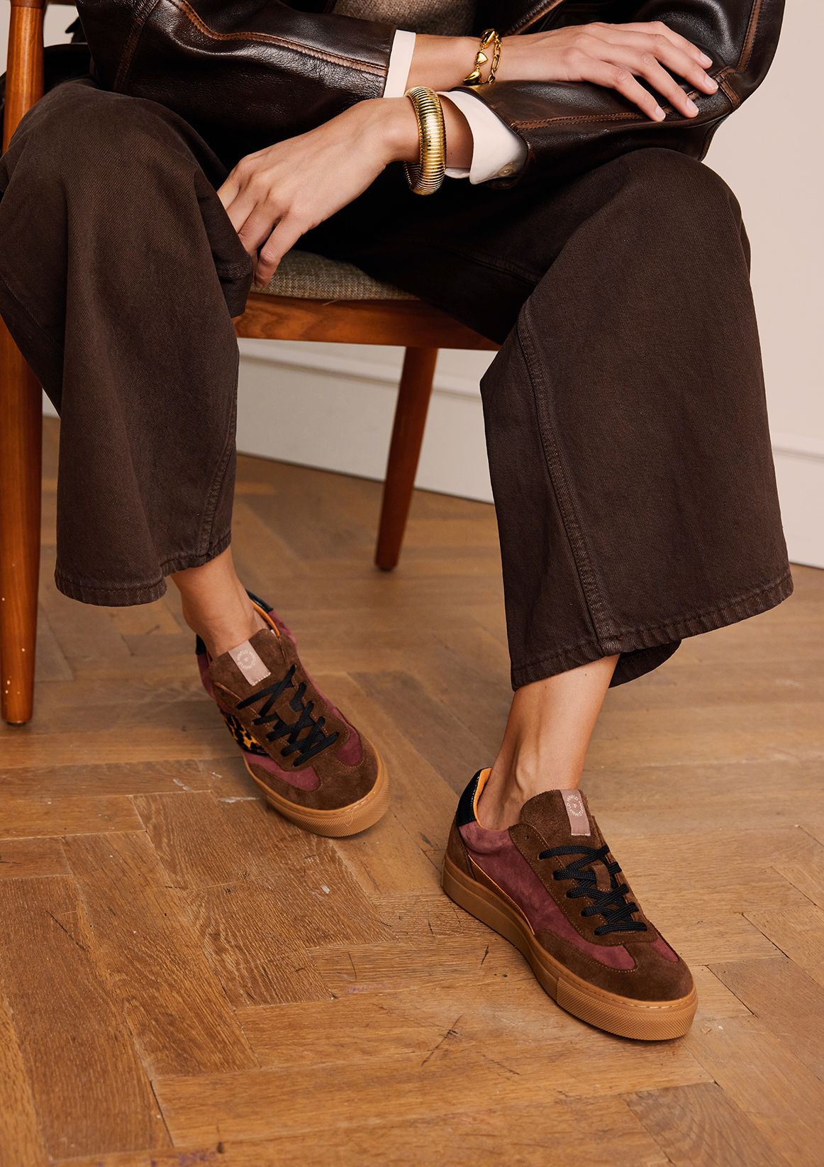 Braune Veloursleder-Sneaker mit Leo-Details