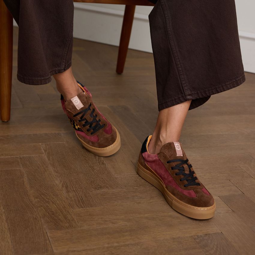 Braune Veloursleder-Sneaker mit Leo-Details