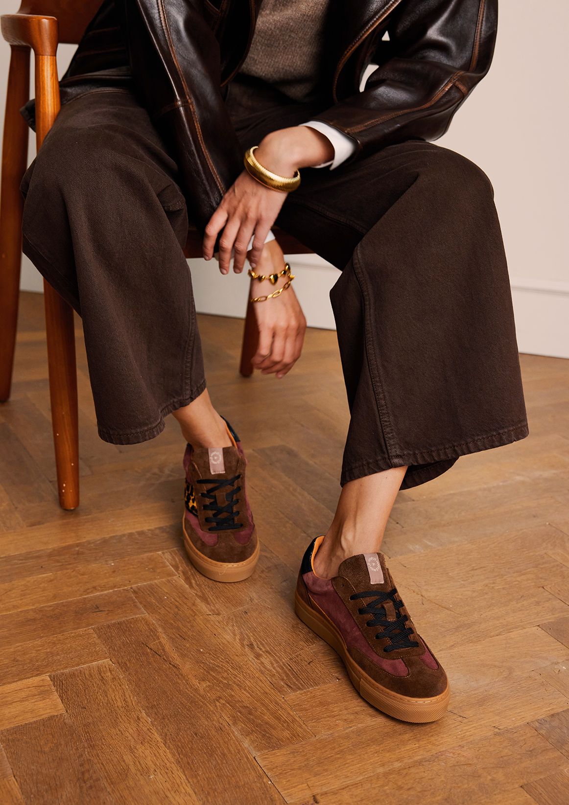 Braune Veloursleder-Sneaker mit Leo-Details