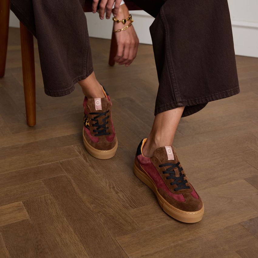 Braune Veloursleder-Sneaker mit Leo-Details