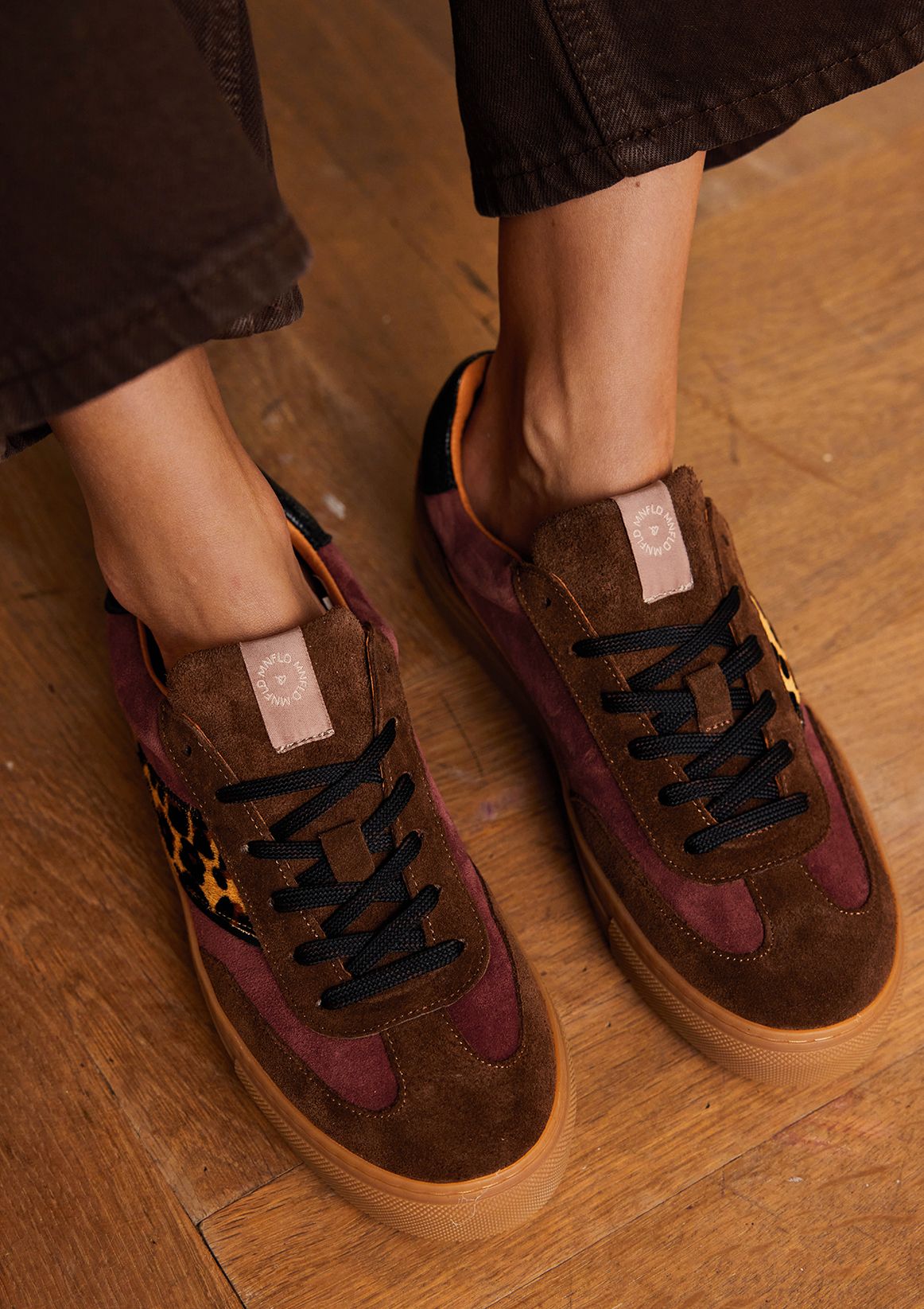Bruine suède sneakers met leopard details