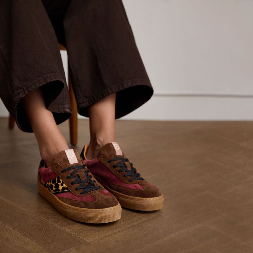 Braune Veloursleder-Sneaker mit Leo-Details