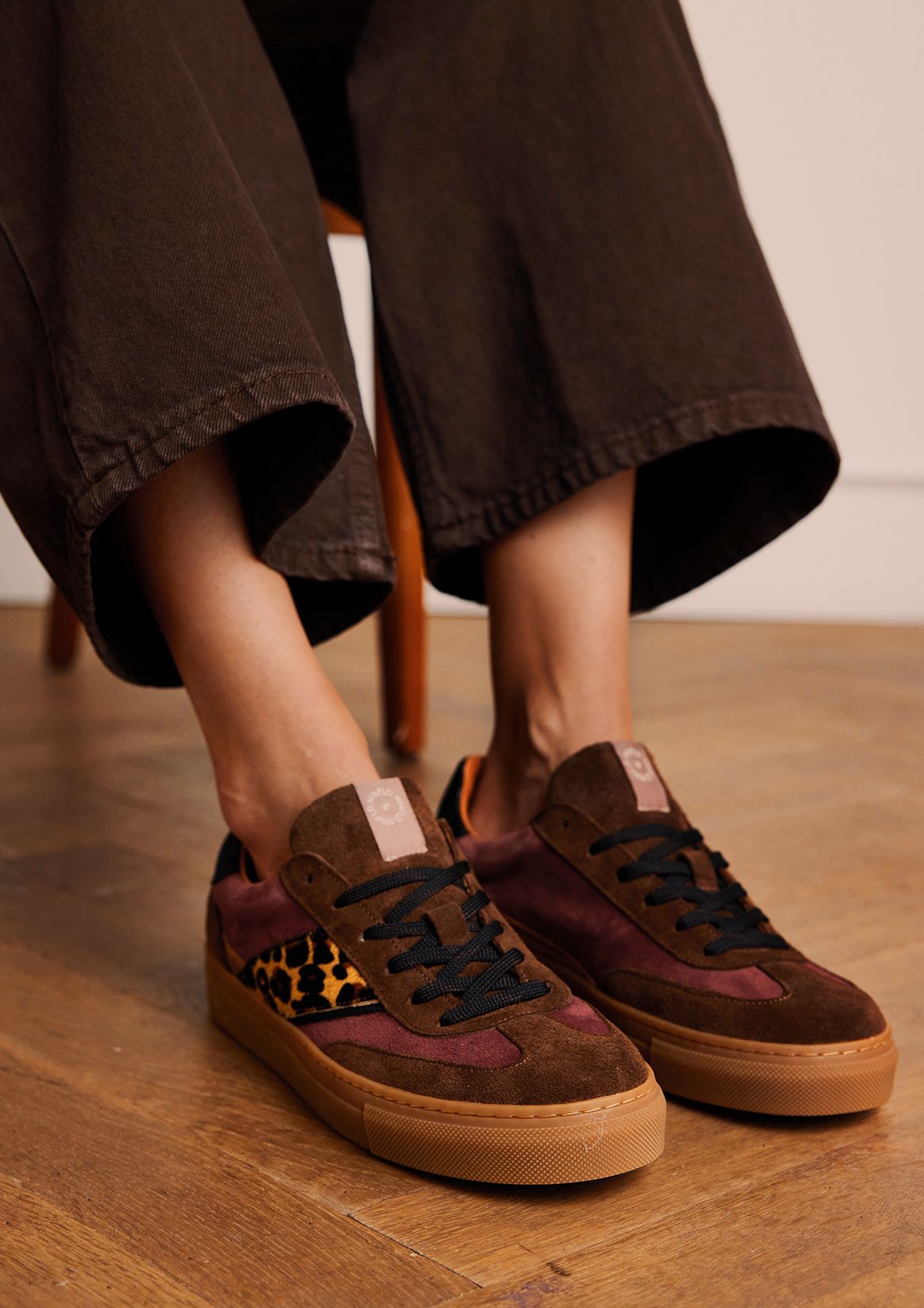 Bruine suède sneakers met leopard details