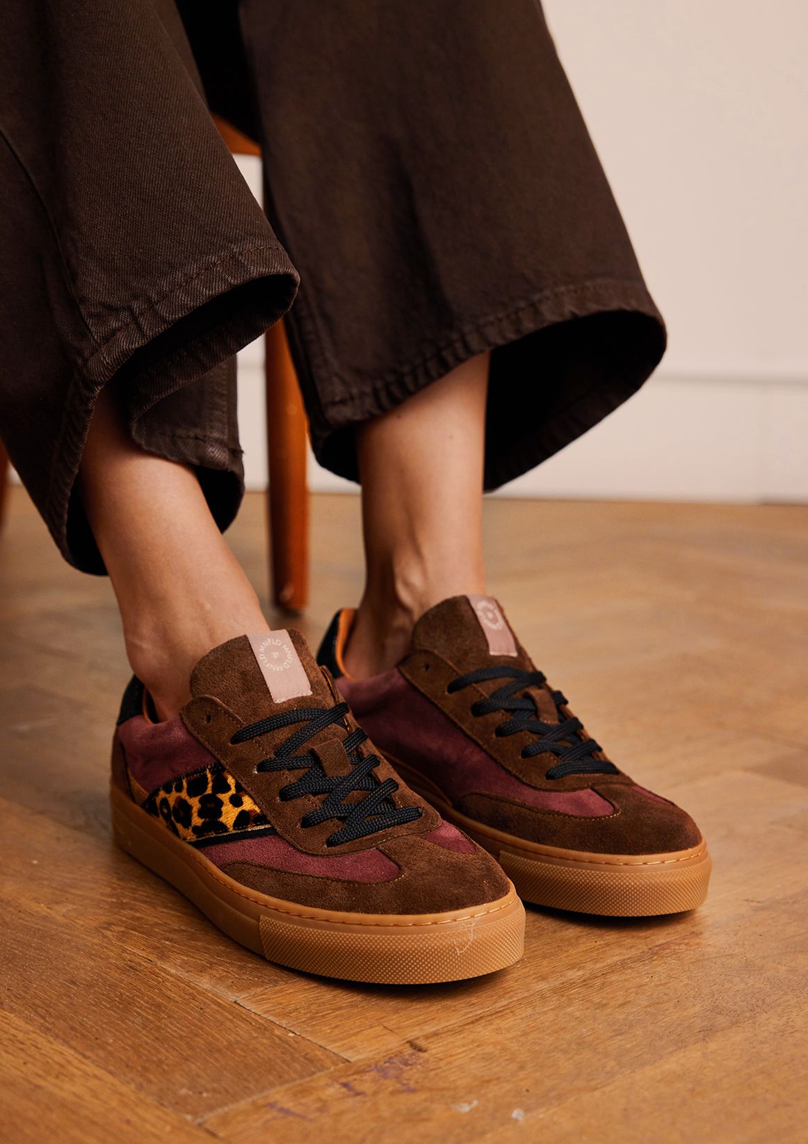 Braune Veloursleder-Sneaker mit Leo-Details
