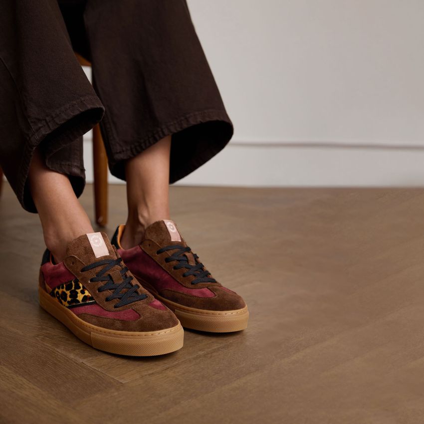 Braune Veloursleder-Sneaker mit Leo-Details