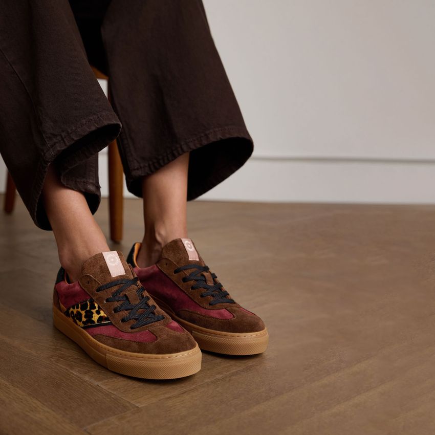 Braune Veloursleder-Sneaker mit Leo-Details