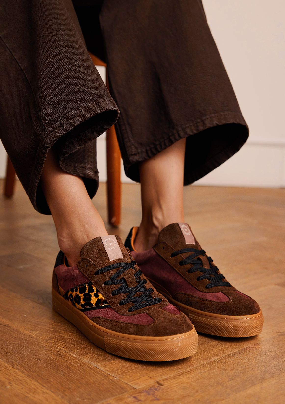 Bruine suède sneakers met leopard details