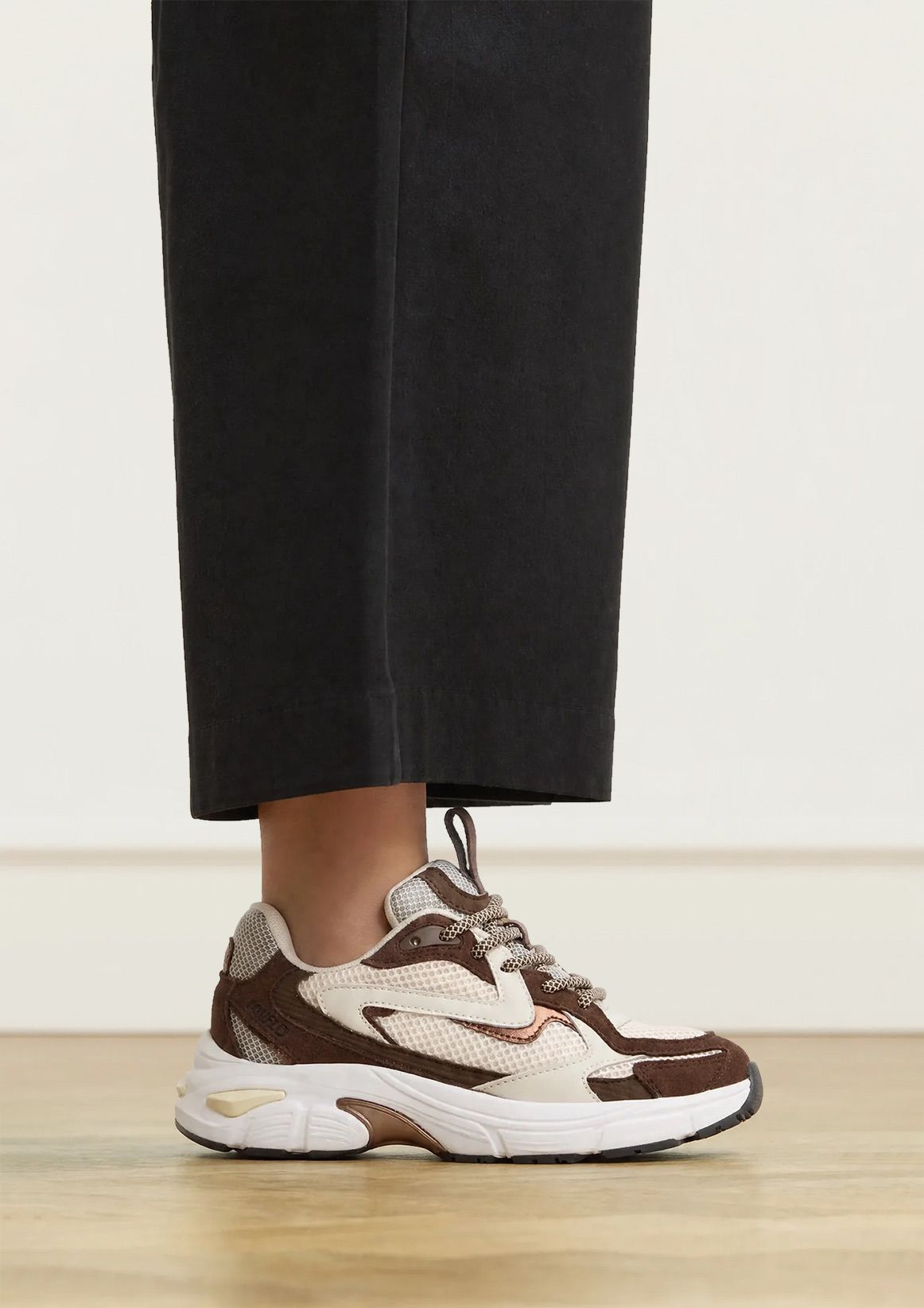 Crème mesh sneakers