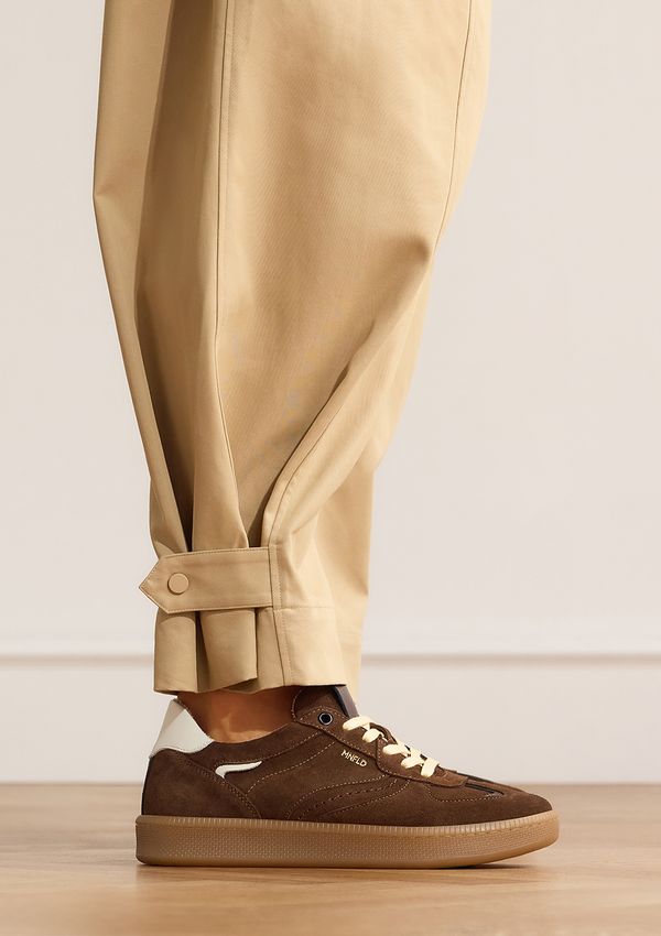 Braune Veloursleder-Sneaker