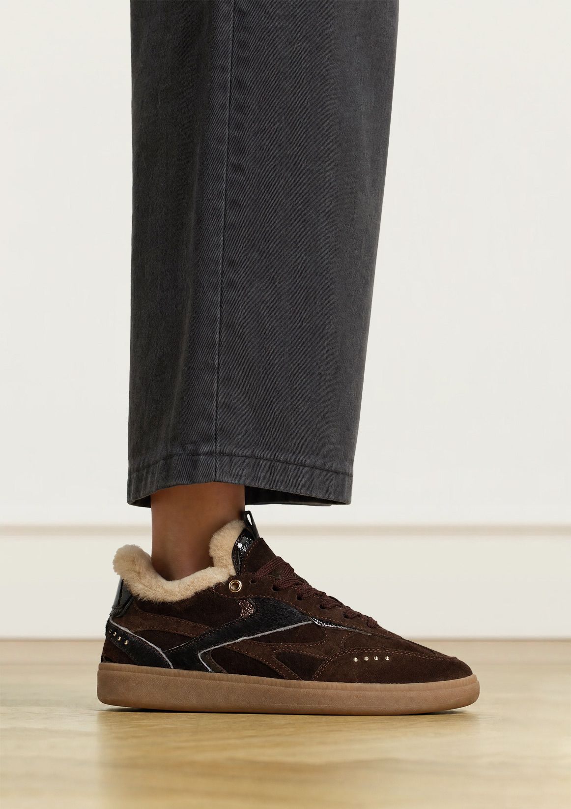 Donkerbruine suède sneakers met bontvoering