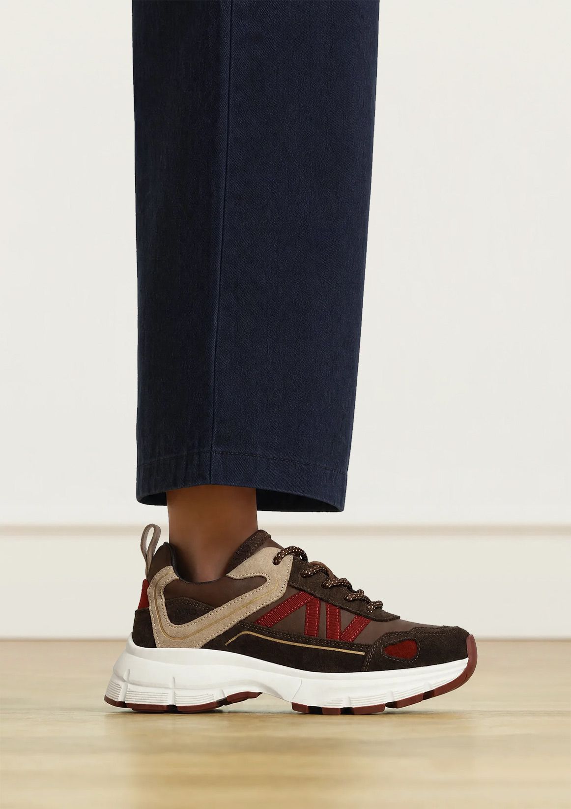 Dunkelbraune Ledersneaker mit Veloursleder-Details