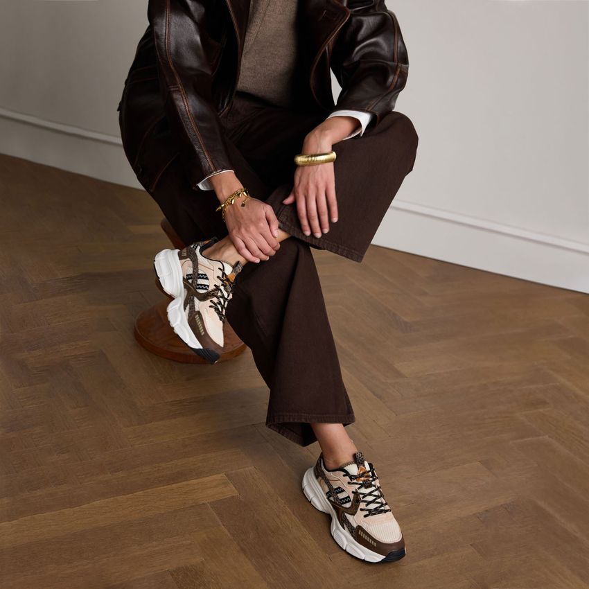 Braune Schuhe mit beigen und schwarzen Stoffdetails