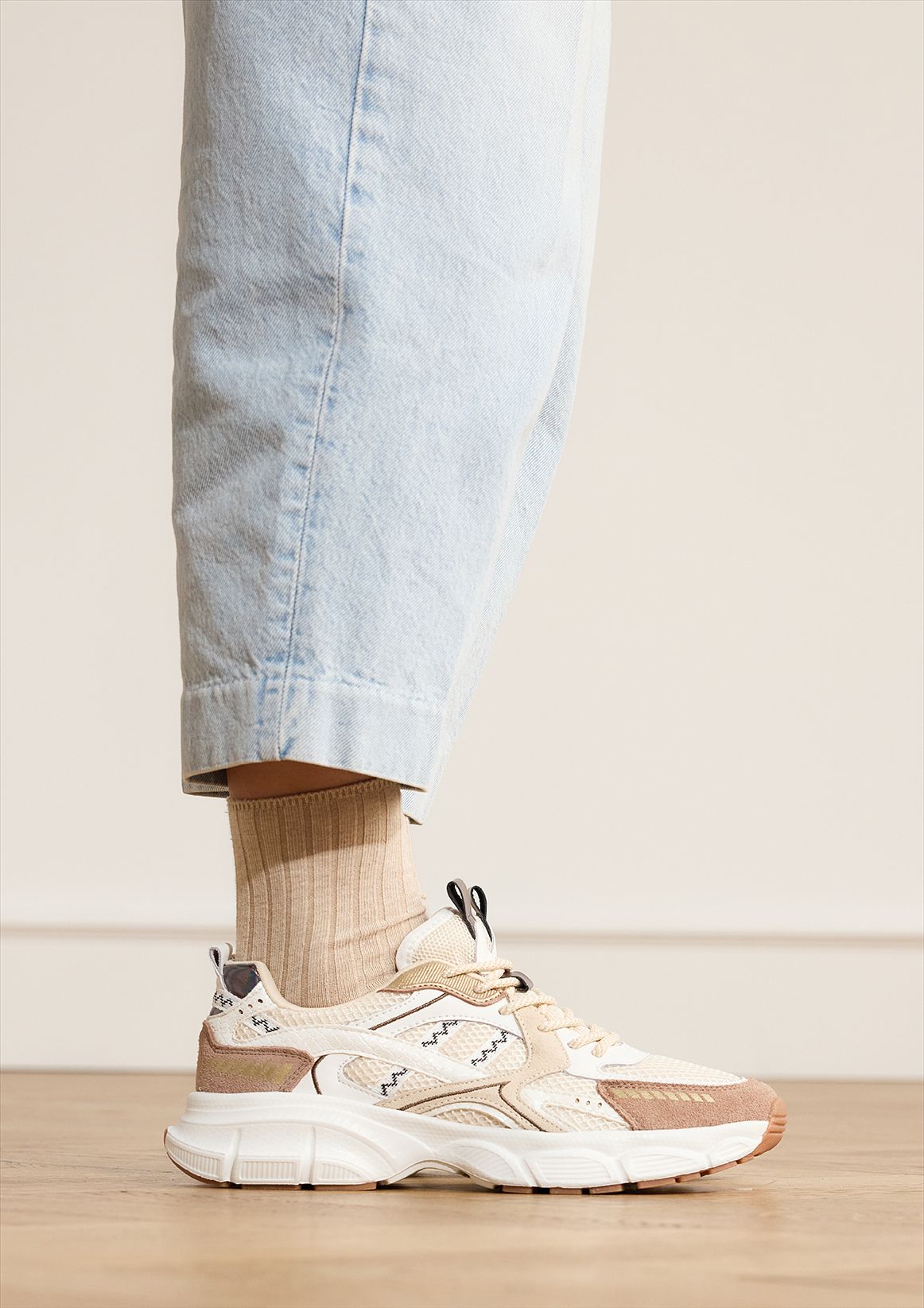 Braune Sneaker mit Mesh-Details in Braun und Weiß