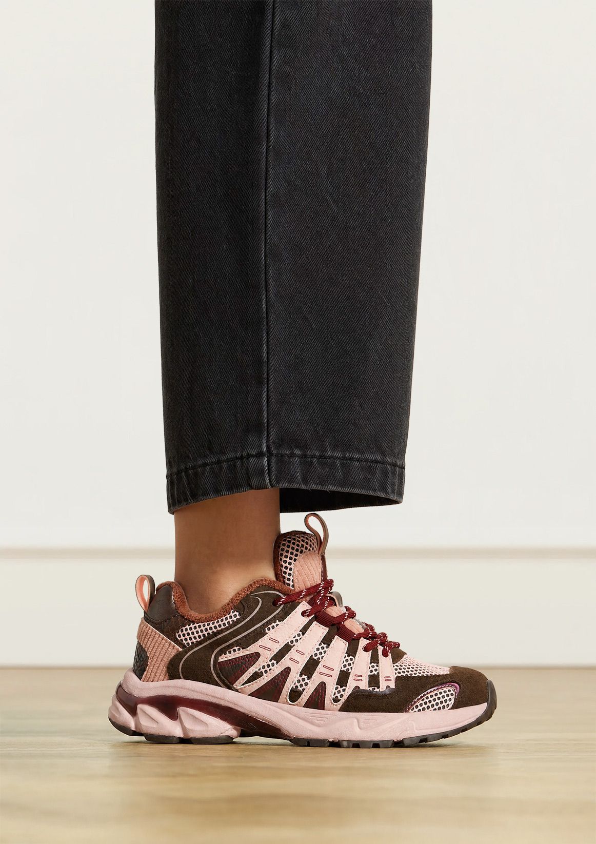 Bruine mesh sneakers met lichtroze details