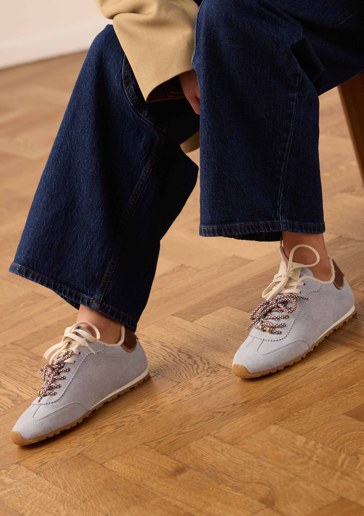 Blaue Veloursleder-Sneaker mit zwei Schnürsenkeln