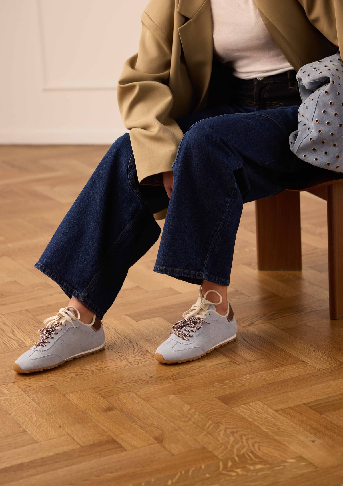 Blaue Veloursleder-Sneaker mit zwei Schnürsenkeln