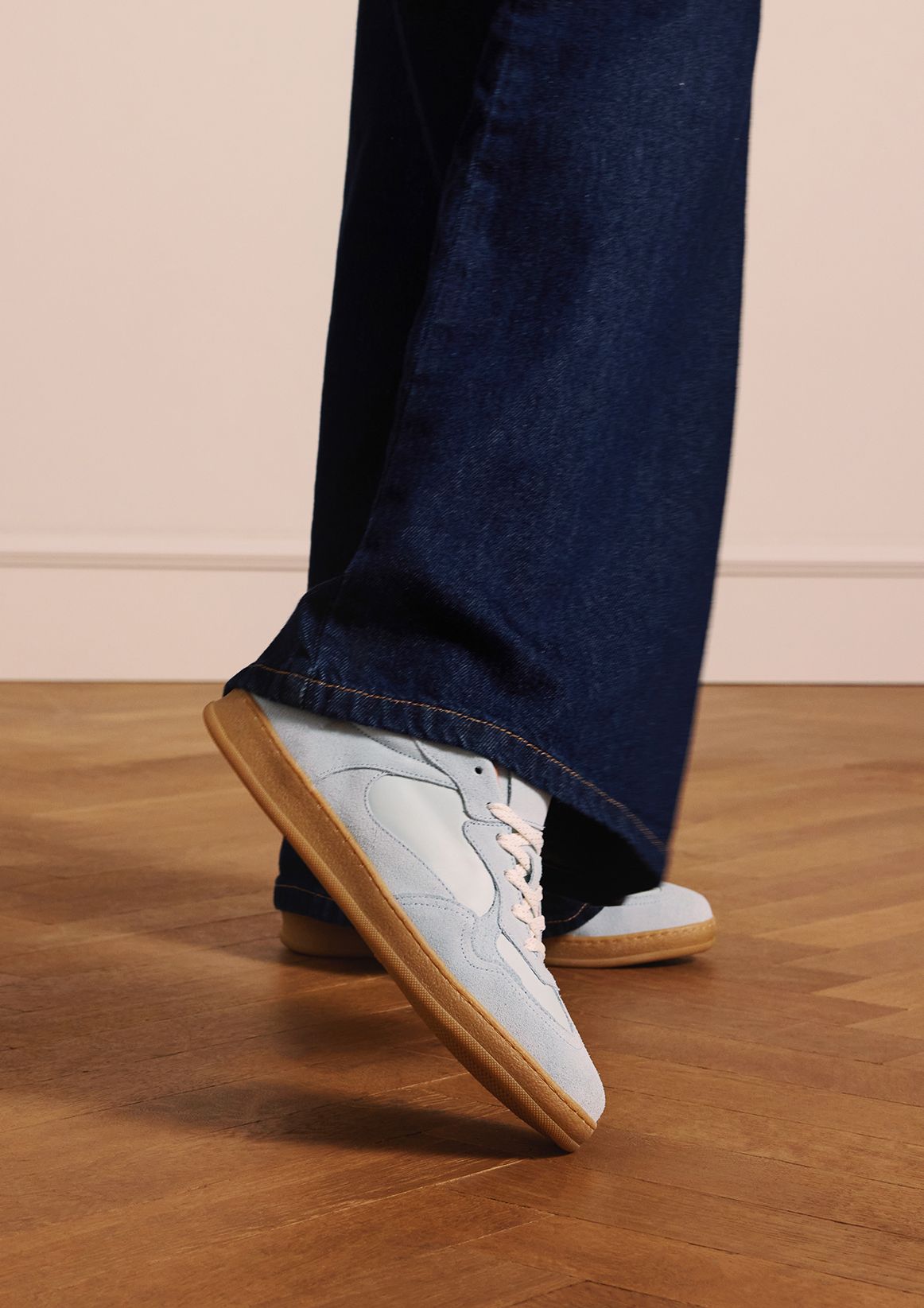 Hellblaue Veloursleder-Sneaker
