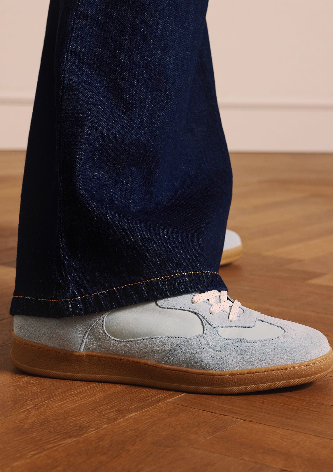 Hellblaue Veloursleder-Sneaker