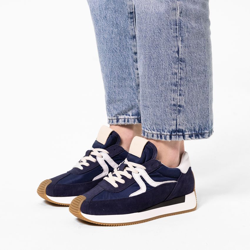 Blauwe suède sneaker met leren details