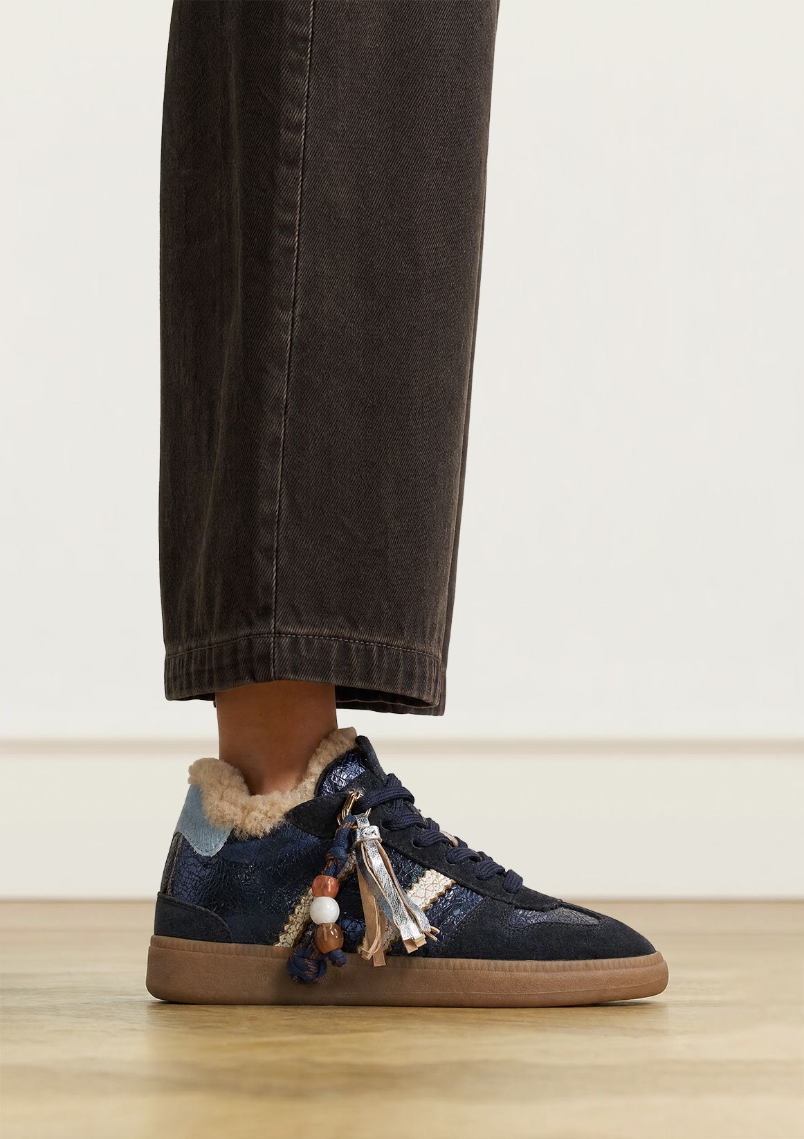 Dunkelblaue Ledersneaker mit Veloursleder-Details