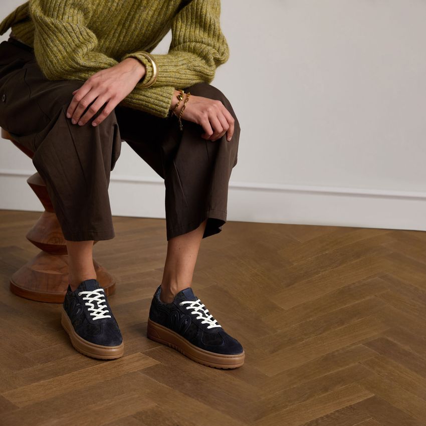 Donkerblauwe suède sneakers