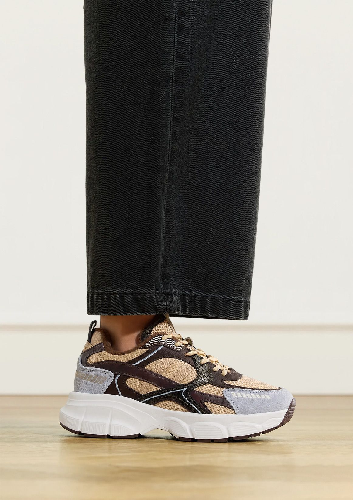Beigefarbene Mesh-Sneaker mit braunen und blauen Details
